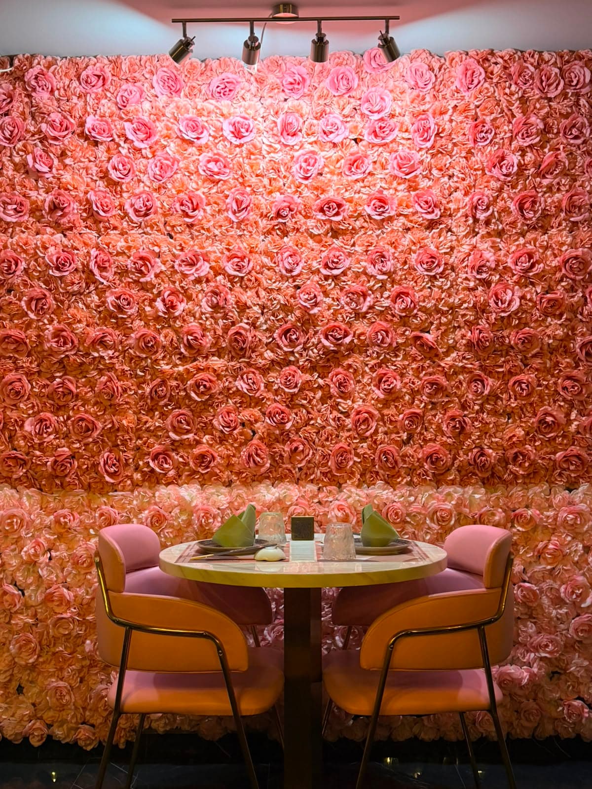 Tavolo per due davanti alla parete di rose di Fasoshi